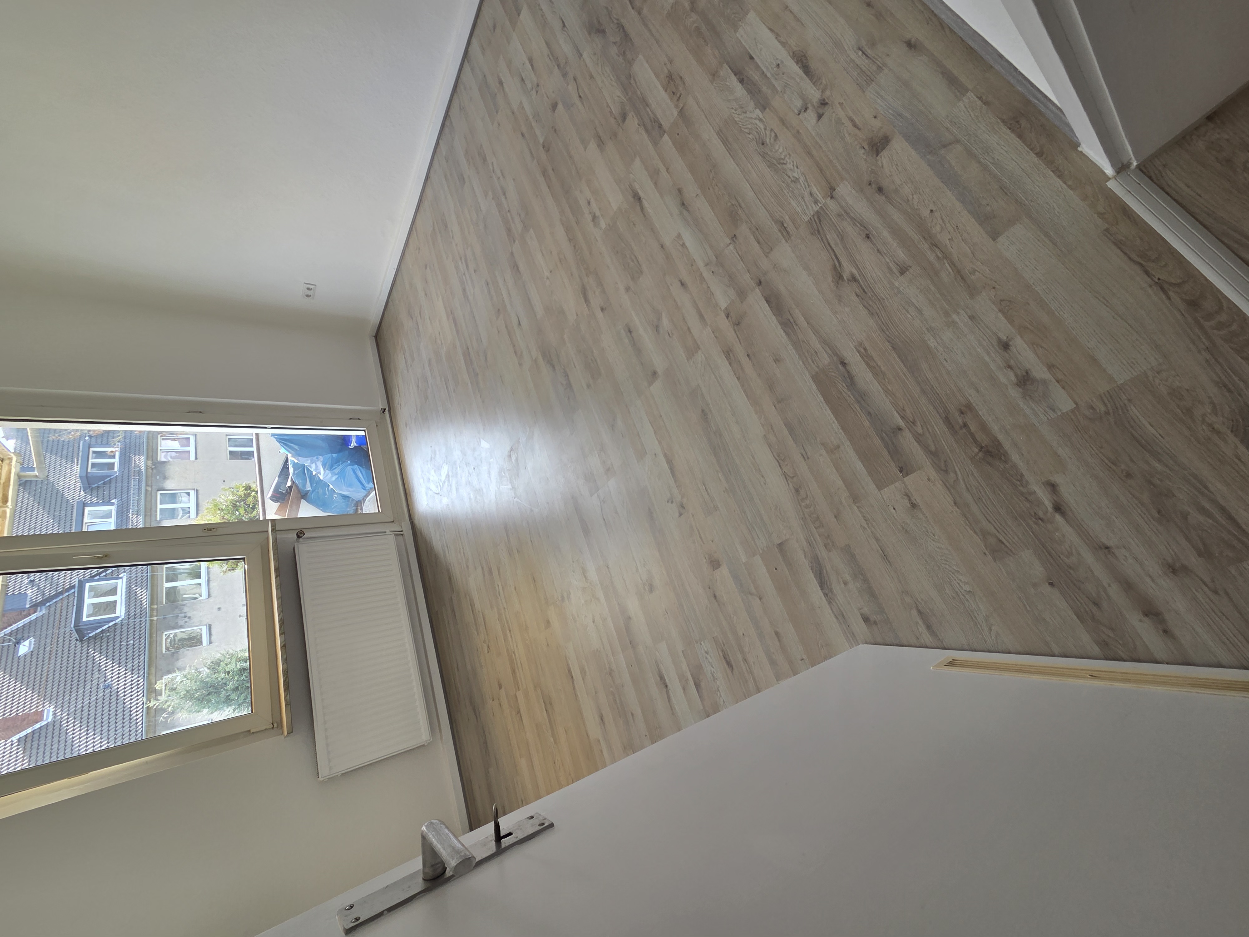 Fertig verlegter heller Boden in einem renovierten Zimmer